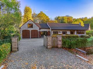 <p>In een rustige, residentiële buurt van Schilde biedt dit landhuis comfortabel gelijkvloers wonen, omringd door een prachtige tuin en met scholen, centra en verbindingswegen vlakbij.</p>
<p>De woning verwelkomt je met een inkomhal met gastentoilet. De leefruimte omvat een eetkamer, zitkamer en een zonnige veranda. In deze tuinkamer zit je letterlijk tussen het groen en geniet je het hele jaar door van een lichte, aangename ruimte. De keuken kijkt uit op de tuin en wordt aangevuld met een praktische bijkeuken.</p>
<p>Via de nachthal bereik je twee slaapkamers, een derde kamer die momenteel dienstdoet als dressing en een volledig uitgeruste badkamer met bad, dubbele lavabo en douche. Daarnaast is er een polyvalente kamer, momenteel ingericht als bureau met leeshoek, maar eenvoudig aanpasbaar aan jouw wensen.</p>
<p>Verder beschikt de woning over een grote dubbele garage met bergzolder, een sfeervolle kelder met bodega, een bijgebouw in de tuin dat ook ideaal is voor de tussenseizoenen en een ruim terras waar je ten volle van de groene omgeving geniet.</p>
<p>BIJZONDERHEDEN:<br /><br />- uitzonderlijk rustige en zeer residentiële ligging<br />- gelijkvloers wonen<br />- prachtige, volwassen tuin<br />- grote dubbele garage met bergzolder<br />- bijgebouw in de tuin<br /><br />Voor meer informatie of een bezoek ter plaatse kan u vrijblijvend contact opnemen met Stephanie via stephanie@reds.be of telefonisch op 0476/90 95 94.</p>