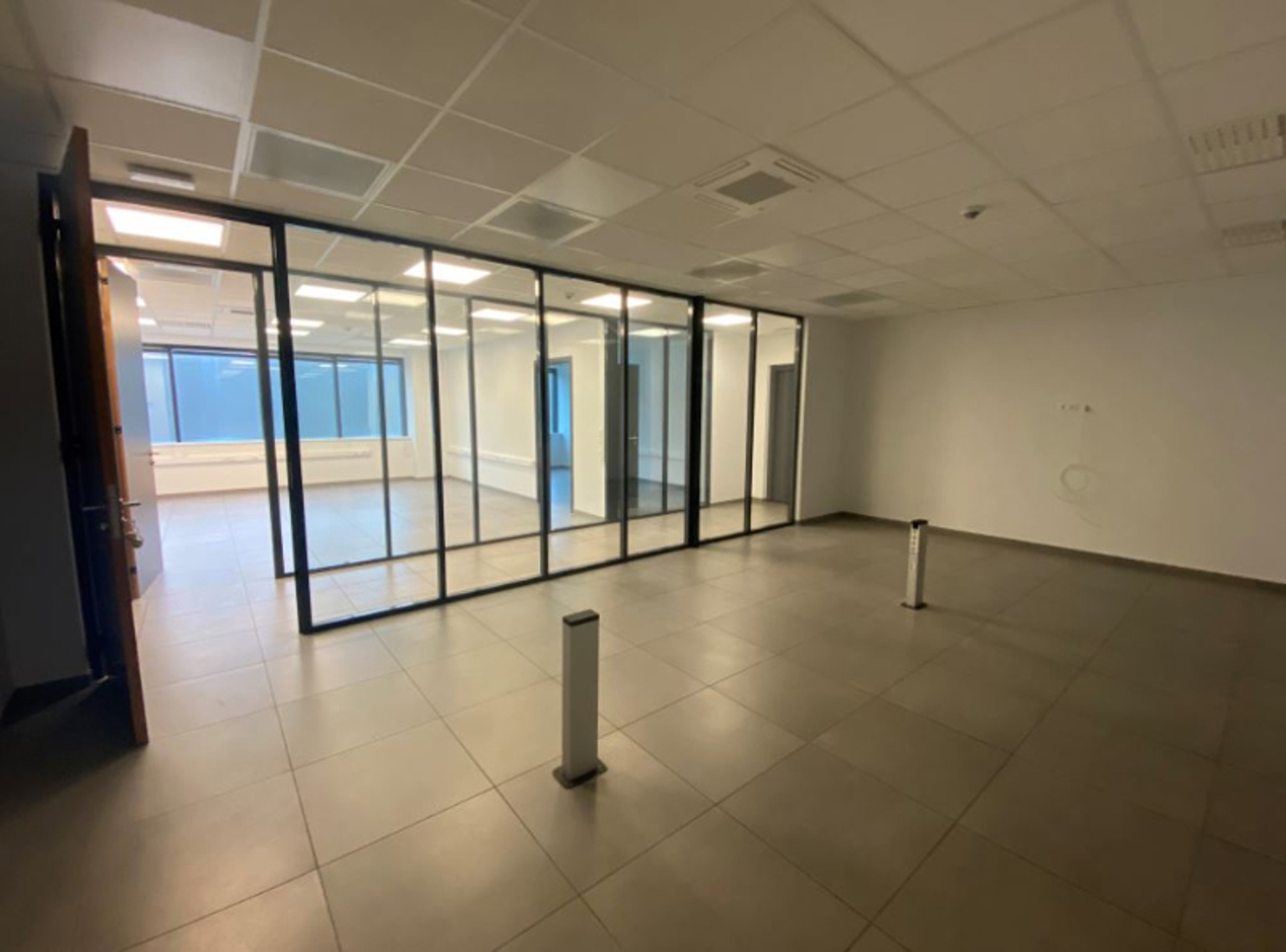 Logistiek gebouw met kantoren te huur in Milmort - foto 4