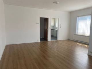 Appartement op de eerste verdieping met garagebox * Indeling : leefruimte in L-vorm op laminaat, keuken met aansluiting voor vaatwasser en...