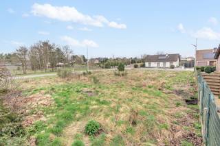 Ontdek deze mooie, ruime bouwgrond van 803 m² voor een open bebouwing. Het hoekperceel bevindt zich in een rustige residentiële omgeving van...