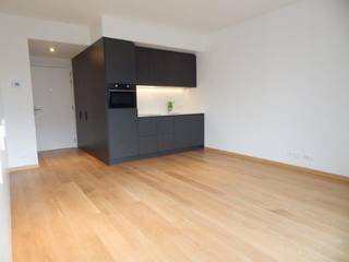 Beautiful, move-in-ready studio for rent at Willy Van Der Meerenstraat 3, 1140 Evere.The studio offers plenty of storage space, with large...