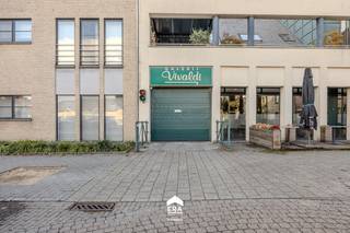<p><strong><u>Lommel-Centrum</u></strong></p>
<p><span>Deze autostaanplaats (nummer 36) bevindt zich in het hart van Lommel en biedt een veilige en praktische parkeeroplossing. Dankzij de centrale ligging bent u op wandelafstand van winkels, horeca en alle voorzieningen. Ideaal voor wie vlot en zorgeloos wil parkeren in het centrum.</span></p>
<p><span>Onmiddellijk beschikbaar! </span></p>