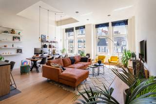 In een rustige zijstraat van het Mediaplein, de Wipstraat, bevindt zich deze unieke loft op de derde verdieping van een voormalige tabaksfabriek...