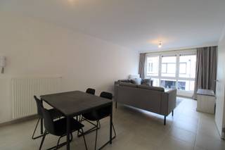 Op een boogscheut van het station van Roeselare vindt u dit prachtig, praktisch ingerichte appartement met lift. <br />Het appartement is voorzien van een inkomhal - ruime woonkamer en aanpalende, ingerichte keuken met eiland - berging/wasruimte - aangenaam terras - 2 grote slaapkamers - apart toilet en badkamer met instapdouche. Beneden is er nog een autostaanplaats aanwezig, verplicht bij te huren voor 60 €/mnd. Gemeenschappelijke provisie/voorschot voor syndic 65 €/mnd. Mogelijk tot het bij huren van meubels voor 25 €/mnd. <br />Totale huurprijs per maand: 865 €/mnd. <br /><br />Onmiddellijk beschikbaar. <br /><br />Bekijk de virtual tour via de videoknop op www.vastgoedsinnaeve.be<br />Bij interesse, gelieve enkel en alleen het contactformulier in te vullen, dan contacteren wij u terug via mail wanneer een afspraak mogelijk is.