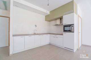 Dit aangename éénslaapkamerappartement combineert comfort met rust en licht. De leefruimte met open keuken wordt gekenmerkt door grote ramen die zorgen voor overvloedig daglicht en een mooi uitzicht op het omliggende groen – een zeldzaam pluspunt in een stedelijke context.
De slaapkamer van 12,35 m² biedt voldoende ruimte. De moderne badkamer is uitgerust met een douche en werd praktisch ingericht. Daarnaast beschikt het appartement over een grote berging – ideaal voor het opbergen van extra spullen of als wasruimte.
Dankzij de doordachte indeling, het open karakter en het groene uitzicht is dit een ideale woonplek voor wie houdt van licht, rust en comfort in een energiezuinige omgeving.