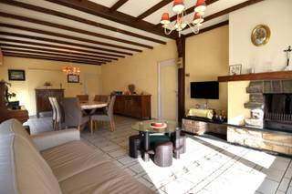 Bent u op zoek naar rust, ruimte en comfort? Dan is deze alleenstaande woning, gelegen op het einde van een doodlopende straat, precies wat u zoekt. Hier geniet u van maximale privacy, een kindvriendelijke omgeving en een prachtig landelijk verzicht.<br /><br />Indeling als volgt:<br />Bij het binnenkomen wordt u verwelkomd in de inkomhal met apart gastentoilet. De lichtrijke leefruimte sluit naadloos aan op de zithoek en eetplaats, waardoor een aangename en open sfeer ontstaat.<br />De volledig geïnstalleerde keuken met gezellige ontbijthoek vormt het hart van de woning en biedt een fijne plek om samen te koken en te genieten van het dagelijkse leven.<br /><br />Op het gelijkvloers bevinden zich daarnaast 2 volwaardige slaapkamers en een aparte bureauruimte die perfect dienst kan doen als thuiswerkplek.<br />De badkamer is uitgerust met zowel een douche als een ligbad, een dubbel lavabomeubel en een tweede toilet.<br /><br />Aanpalende ruime berging en een dubbele inpandige garage maken hier het plaatje compleet.<br /><br />Dankzij deze logische indeling is gelijkvloers wonen hier perfect mogelijk!<br /><br />Op de verdieping vindt u een derde slaapkamer en een bijzonder ruime zolder van maar liefst 100 m². Deze verdieping biedt een zee aan mogelijkheden en kan volledig naar eigen wens worden ingericht.<br />Of u nu droomt van extra slaapkamers, een hobbyruimte, speelzolder of fitnessruimte, hier kan u uw woonwensen werkelijk realiseren.<br /><br />Buiten geniet u van een dubbele oprit en een tuin rondom de woning, waar rust en privacy centraal staan. Het open uitzicht over het landelijke landschap zorgt voor een gevoel van vrijheid, terwijl kinderen veilig kunnen spelen in een aangename omgeving.<br /><br />Extreem veel potentieel! Vraag nu uw bezoek aan.<br /><br />Onze ref. DEV4951