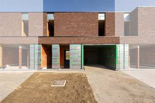 <p><span><strong>KIJKDAG ZA 11/04 | 6% BTW MOGELIJK | ENERGIEZUINIGE EN KWALITATIEVE NIEUWBOUWWONING MET CARPORT EN 3 SLAAPKAMERS </strong></span><br /><span>Deze kwalitatieve nieuwbouwwoning is centraal gelegen in Vinkt op slechts 6 min. van Deinze, op 10 min. van Aalter en op wandelafstand van bakker, slager, school, sporthal en supermarkt. </span><br /><span>Deze woning heeft een optimale indeling met ruime leefruimte en open keuken, voldoende bergruimte, carport én 3 volwaardige slaapkamers.</span><br /><span>De warmtepomp met vloerverwarming en passieve koeling op 2 verdiepen, zonnepanelen, maximale isolatie en ventilatiesysteem D dragen bij tot een zeer energiezuinige eigendom.</span><br /><span>Dit alles op een mooi perceel van 202m² en met de mogelijkheid van het verlaagde 6% btw-tarief.</span><br /><span>Kijkdag op afspraak zaterdag 11 april, mail of bel om jouw afspraak vast te leggen. </span></p><p><span><strong>INDELING:</strong></span><br /><span>We komen binnen in de inkomhal met afzonderlijk toilet. Vanuit de inkom komen we terecht in de ruime leefruimte met open keuken.</span><br /><span>De leefruimte biedt grote raampartijen die voor een natuurlijke lichtinval alsook een mooi zicht op te tuin zorgen.</span><br /><span>Vanuit de keuken heeft men rechtstreekse toegang naar de wasplaats/berging.</span><br /><span>Op het verdiep vinden we de nachthal met afzonderlijk toilet en toegang tot 3 volwaardige slaapkamers en de badkamer met inloopdouche en dubbele lavabo met meubel.</span><br /><span>Buiten kan men genieten van een mooie tuin met afgewerkt terras. Tot slot is er een inpandige carport voorzien en geniet men een extra staanplaats op de oprit.</span><br /><span>De woning wordt volledig afgewerkt opgeleverd met inspraak van materiaalkeuze.</span><br /><span>Het lastenboek is beschikbaar en kan men raadplegen op aanvraag.</span></p><p><span><strong>TROEVEN:</strong></span><br /><span>- Warmtepomp met vloerverwarming en passieve koeling</span><br /><span>- Zonnepanelen aanwezig</span><br /><span>- 3 ruime slaapkamers</span><br /><span>- Carport + aangelegd terras</span><br /><span>- Regenwaterput 10.000L</span></p>