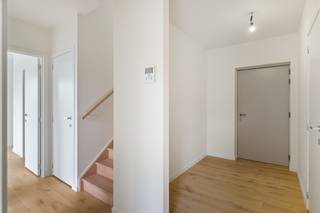 Dit prachtige nieuwbouw duplex penthouse is gelegen aan de Lange Lobroekstraat 124, midden in de bruisende Slachthuissite. Deze nieuwe en hippe stadswijk combineert hedendaags wonen met een uitstekende ligging nabij belangrijke invalswegen, openbaar vervoer en tal van gezellige horecazaken, onder andere Piétrain en Filet d'Anvers.<br /><br />Het duplex appartement bevindt de inkom zich op de 6de verdieping en is vlot bereikbaar met de lift.<br />Op de 7de verdieping, bevind zich de lichtrijke en royale leefruimte bevindt. De grote raampartijen zorgen voor een aangename lichtinval en een prachtig gevoel van ruimte.<br /><br />De volledig uitgeruste Siematic-keuken sluit naadloos aan op de leefruimte en is voorzien van een inductiekookplaat met geïntegreerde dampkap, vaatwasser, oven, koelkast met vriesvak en spoelbak.<br /><br />Via de dubbele deuren en grote raampartijen krijgt u toegang tot de absolute blikvanger van dit appartement: het eerste terras van maar liefst ca. 80 m². Een uitzonderlijke buitenruimte waar u in alle rust kunt genieten van het buitenleven midden in de stad.<br /><br />Op de 6de verdieping bevinden zich twee slaapkamers, een aparte bureauruimte en de eerste badkamer. Deze badkamer is uitgerust met een ruime inloopdouche en een wastafelmeubel met verwarmde en verlichte spiegel.<br /><br />De master bedroom beschikt bovendien over een eigen dressing, een ensuite badkamer én een privéterras. De ensuite badkamer is voorzien van een ligbad, een dubbel wastafelmeubel en een hangtoilet.<br /><br />Ook aan praktisch comfort werd gedacht. Het gebouw beschikt over een gezellige gemeenschappelijke binnentuin en een fietsenstalling. Daarnaast beschikt het appartement over een privatieve kelderberging.<br /><br />Bij het appartement hoort een verplicht mee aan te kopen autostaanplaats aan € 38.000 excl. btw.<br /><br />De verkoop valt onder het btw-stelsel.<br /><br />Troeven<br />Nieuwbouw duplex penthouse<br />+ 2 slaapkamers<br />+ Logeerkamer / bureauruimte<br />+ 2 badkamers<br />+ Volledig uitgeruste Siematic-keuken<br />+ Indrukwekkend terras van ca. 80 m²<br />+ Privéterras aan de master bedroom<br />+ Dressing<br />+ Privative kelderberging op -1<br />+ Gemeenschappelijke binnentuin en fietsenstalling<br />+ Autostaanplaats (verplicht mee aan te kopen € 38.000 excl. btw)<br />+ Gelegen in de hippe Slachthuissite<br />+ Uitstekende bereikbaarheid<br /><br />Heeft u interesse in dit unieke nieuwbouw penthouse? Neem dan contact op met VB Vastgoed via 03 337 50 70 of info@vbvastgoed.be voor meer informatie of een bezichtiging.