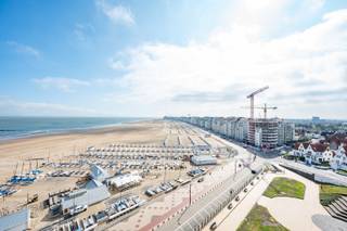 Res. Alto De Mar I<br />Dit appartement geniet van een prachtig zeezicht vanop een 10de verdieping. <br />Het is gelegen in Duinbergen aan de RBSC zeilclub, en geniet van het bijzonder zicht naar Nederland. <br />Geniet van het ruimte terras vooraan. <br /><br />Indeling: inkom, open keuken, woonkamer met haard, aanpalend een groot terras, apart toilet, een eerste slaapkamer met lollipop (stapelbed), douche, lavabo een 2de volwaardige slaapkamer met dressing en douche met lavabo aanpalend aan het terras achteraan. <br />Er is een privé kelder aanwezig.<br /><br />Ref. A1025