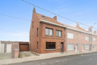 Uiterst centraal gelegen halfopen woning in het centrum van Sint-Eloois-WInkel, in nabijheid van scholen, winkels en openbaar vervoer. Ruime woning met een bewoonbare oppervlakte van 202m² gelegen op een perceel van 360m² bestaande uit inkomhal, ruime leefruimte met moderne open keuken, badkamer op gelijkvloers met inloopdouche, wasplaats. Op verdieping 2 volwaardige slaapkamers en badkamer met ligbad, vaste trap naar ingerichte ruime zolderkamer. Volledig afgesloten zongerichte tuin met uitweg. Garage met voorliggende oprit.<br /><br />TROEVEN:<br />- goedgekeurde elektriciteit<br />- 2 badkamers<br />- zongerichte tuin met uitweg<br />- Zonnepanelen<br />- nabijheid school, sporthal, openbaar vervoer...<br /><br />Contacteer ons voor een vrijblijvend bezoek aan deze woning via 056/35.40.74 of info@immo-lys.be