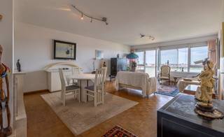 <p><strong>Grand appartement soigné avec deux grandes chambres et deux salles de bains.<br /></strong>14e étage avec vue imprenable sur Bruxelles et environs.</p>
<p>Situé au 14e étage d’une copropriété bien entretenue, cet appartement spacieux vous séduira par ses volumes généreux et sa disposition pratique.</p>
<p>L'appartement se compose d’un hall d’entrée spacieux donnant accès, d’un côté, à une grande cuisine séparée (en bon état, installation de base) et, de l’autre, à un vaste séjour lumineux avec accès à une terrasse offrant une vue panoramique sur la Région de Bruxelles-Capitale.</p>
<p>Le hall de nuit dessert un WC séparé, une salle de bain confortable et deux grandes chambres. Une chambre dispose d'une salle de douche attenante, l’autre d’une terrasse privative avec vue sur la ceinture verte à la frontière entre Bruxelles et la Flandre.</p>
<p>Une cave est incluse dans le prix.</p>
<p><strong>Atouts</strong><br />✔ Superficie généreuse<br />✔ Deux salles d’eau<br />✔ Deux terrasses avec vues dégagées<br />✔ Proximité immédiate de toutes commodités (transports, commerces, écoles, etc.)<br />✔ Cave privative incluse</p>
<p><br />PEB 186 kWh/m² an – Label D<br />Electricité non conforme à l’AREI</p>