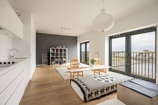 Op een toplocatie op het Eilandje vinden we dit modern en instapklaar 3 slpk appartement met terras en prachtig uitzicht over het Kempisch Dok.<br /><br /><strong>Ligging:</strong><br />Het appartement is gelegen op het populaire Eilandje, op wandelafstand van het MAS, gezellige restaurants, cafés, winkels en openbaar vervoer. Ook het centrum van Antwerpen is vlot bereikbaar.<br /><br /><strong>Indeling:</strong><br />Via de ruime inkomhal heeft u toegang tot de 3 slpks, een eerste badkamer met inloopdouche, een aparte berging, een apart toilet en de leefruimte.<br />De master bedroom beschikt over een eigen badkamer, voorzien van een badkamermeubel met dubbele lavabo en ligbad.<br />Verder beschikt het appartement over een ruime en lichtrijke woonkamer met open, volledig geïnstalleerde keuken. De keuken is voorzien van alle nodige toestellen en biedt voldoende werk- en opbergruimte.<br />Vanuit de leefruimte heeft u toegang tot het terras van ca. 5 m², waar u geniet van een prachtig panoramisch uitzicht over het Kempisch Dok.<br /><br />Bij het appartement hoort een ondergrondse autostaanplaats aan €100/maand. Daarnaast is er een beveiligde fietsenstalling aanwezig.<br />Gemeenschappelijke kosten €125 en provisie €125 (water + verwarming)<br /><br />BEZOEKDAG 25/9 van 17u-19u<br /><br /><strong>Troeven:</strong><br />Toplocatie op het Eilandje<br />3 slpks en 2 badkamers<br />Terras met uitzicht over het Kempisch Dok<br />Volledig geïnstalleerd en instapklaar<br />Zeer energiezuinig (BEN)<br />Ondergrondse autostaanplaats<br />Beveiligde fietsenstalling<br /><br /><span>Benieuwd naar meer? Neem contact op voor een bezichtiging via 03 225 00 68 of mail naar info@wellimmo.net</span>
