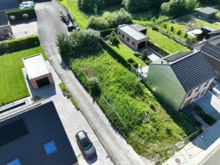 Dit perceel van 507m² vormt de ideale basis voor wie wil bouwen op maat en dat op een rustige locatie met voldoende ruimte en privacy. <span><span><span><span><span><span><span><span><span><span><span><span><span>De afgewerkte woning zal voldoen aan een hoge EPB-score, dit dankzij enerzijds het aanpakken van de bouwschil door in te zetten op 12cm muurisolatie, 22cm dakisolatie en 12cm vloerisolatie en anderzijds door heel wat duurzame technieken zoals zonnepanelen 4400 Wpiek, ventilatie systeem, warmtepomp met overal vloerverwarming en koelfunctie. Gevelsteen is een prachtige zevendonkse rijnvorm van Wienerberger, verwerkt in wildverband.</span></span></span></span></span></span></span></span></span></span></span></span></span><br /><span><span><span><span><span><span><span><span><span><span><span><span><span> </span></span></span></span></span></span></span></span></span></span></span></span></span><br /><span><span><span><span><span><span><span><span><span><span><span><span><span>Extra accenten zoals gietijzeren onderstukken aan de afvoeren, grafiet zwart buitenschrijnwerk, strekken boven de ramen bieden net dit tikkeltje meer. De woning wordt volledig voorzien van vloertegels en de badkamer is full option (bad, inloopdouche, dubbel lavabo). De oriëntatie is subliem en het perceel is super rustig gelegen, toch vlot bereikbaar.</span></span></span></span></span></span></span></span></span></span></span></span></span><br /><br />6% BTW mogelijk. Sloop en heropbouw is van toepassing. Wij begeleiden je nieuwbouw van idee tot de afwerking. Contacteer ons voor meer informatie.