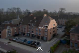 <p>Bent u op zoek naar een ruim appartement in een<span> </span><strong>groene en rustige omgeving, maar toch dicht bij alle voorzieningen</strong>? Dit lichtrijke duplex-appartement ligt aan het Kasteelpark in Heule en combineert een aangename ligging met comfort en bereikbaarheid.</p>
<p>Het appartement bevindt zich op de derde en vierde (bovenste) verdieping van het gebouw, wat zorgt voor extra privacy, veel lichtinval en een open gevoel.</p>
<p>Op de eerste woonverdieping bevindt zich de ruime leefruimte met zit- en eethoek, die uitgeeft op<span> </span><strong>twee terrassen</strong><span> </span>waar u op elk moment van de dag van de buitenruimte kunt genieten. De ruimtes zijn afgewerkt met een<span> </span><strong>warme parketvloer en stijlvolle glazen deuren</strong><span> </span>die de verschillende zones op een elegante manier van elkaar scheiden.</p>
<p>De volledig uitgeruste<strong><span> </span>keuken is mooi afgewerkt met inox werkbladen</strong><span> </span>en sluit praktisch aan op de leefruimte. Op deze verdieping bevindt zich ook een extra kamer die perfect kan dienen als slaapkamer, bureau of hobbyruimte.</p>
<p>De bovenverdieping beschikt over twee slaapkamers, een toilet, een berging en twee badkamers, wat het appartement bijzonder comfortabel maakt voor gezinnen of wie graag wat extra ruimte heeft.</p>
<p>Een bijkomende troef is de mogelijkheid om een<span> </span><strong>ondergrondse garage optioneel bij aan te kopen</strong>. Daarnaast zijn er ook bovengrondse parkeermogelijkheden aanwezig.</p>
<p><strong>Troeven:<br /></strong>✅ 168 m² bewoonbare oppervlakte<br />✅ Ligging aan het Kasteelpark in Heule<br /><strong>✅ Gelegen op bovenste verdieping</strong><br />✅ 3 slaapkamers en 2 badkamers<br /><strong>✅ 2 terrassen met terrasberging</strong><br />✅ Kwalitatieve, duurzame afwerking<br /><strong>✅ Ondergrondse garage optioneel bij te kopen</strong><br />✅ EPC B</p>
<p>Interesse? Neem gerust contact op voor meer informatie over de bezoekmomenten.<br />Het appartement is momenteel verhuurd. Bezoeken gebeuren daarom in overleg en met respect voor de huidige huurder.</p>