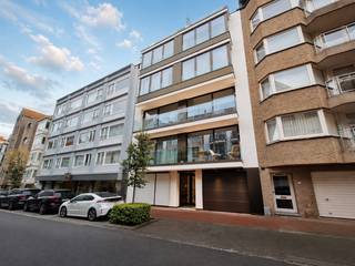 This recently built apartment, located in a stylish residence from 2018, is situated in an absolute prime location in the commercial center of Knokke-Heist, near the Lippenslaan, the sea, and numerous shops and amenities. Thanks to its practical layout, modern finish, and contemporary comfort, this apartment presents an excellent opportunity for both permanent residence and a second home by the sea.<br /><br />The apartment exudes light and space and has been finished with quality materials in a stylish and timeless setting. Furthermore, you will enjoy optimal living comfort thanks to the presence of underfloor heating and a ventilation system type D. With a favorable EPC label A, the apartment is also particularly energy-efficient.<br /><br />The building includes a spacious communal bike storage and a private cellar storage.<br /><br />Layout:<br /><br />- Entrance hall,<br />- Guest toilet,<br />- Storage room with connections for washing machine and dryer,<br />- Spacious bedroom with built-in closets,<br />- Second bedroom,<br />- Bathroom with bath, sink, and toilet,<br />- Bathroom with shower and sink,<br /><br />Are you looking for a move-in ready apartment with modern amenities and a central location near the sea? Then this property is definitely worth a visit. Contact us today for more information or to schedule a viewing!
