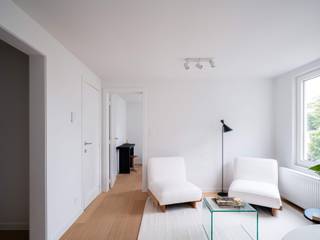 <strong>Kwaliteitsvolle gerenoveerde 1 slaapkamer appartementen nabij het Groenevalleipark en de Coupure.</strong><br /><br /><em>Eerste bezoekdag zal doorgaan op donderdag 11/12 vanaf 16 uur.<br />Inschrijven kan via info@carloeggermont.be</em><br /><br />De appartementen bevinden zich <strong>nabij het Groenevalleipark</strong>, de <strong>Coupure</strong> en op<strong> wandelafstand </strong>van het <strong>bruisende stadscentrum.</strong> Een <strong>vlot bereikbare locatie</strong> in de<strong> </strong>nabijheid van diverse<strong> </strong>hogescholen en universiteiten.<br /><br />De units maken deel uit van een <strong>kleinschalige residentie</strong> en werden totaal<strong> gerenoveerd (2025) </strong>met <strong>extra aandacht </strong>voor<strong> isolatie en esthetiek.</strong><br /><br />Het appartement beschikt over een uitgeruste keuken, een aparte slaapkamer, een moderne badkamer met aansluiting voor wasmachine en een uitstekende EPC-scores B.<br /><br /><strong>Huurprijs appartement: 935 €/maand<br />kosten + 25 €/maand<br /><br />Type contract: 1 jaar - te verlengen<br />Beschikbaar vanaf 1 februari 2026<br />Domicilie verplicht<br />Met fietsenberging</strong>