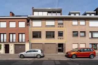 In de Zonnebloemstraat 21 bevindt zich deze verzorgde, kleinschalige residentie, gebouwd eind jaren zeventig. Op de eerste verdieping vindt u dit ruime appartement met een bewoonbare oppervlakte van 86 m², ideaal als investering of als eerste eigen woning.<br /><br />Via de inkomhal bereikt u de lichtrijke leefruimte, gevolgd door een aparte keuken met aansluitende berging. Verder beschikt het appartement over een nachthal, een apart toilet, een technische berging, een ingebouwde vestiairekast, twee volwaardige slaapkamers en een badkamer.<br /><br />Aan de achterzijde bevindt zich een aangenaam terras met uitzicht op de rustige binnenkoer, aangevuld met een praktische buitenberging voor extra opbergruimte.<br /><br />Een absolute meerwaarde is de inpandige garage, die rechtstreeks toegankelijk is via de gemeenschappelijke hal en zorgt voor extra comfort en veiligheid.<br /><br />Bent u op zoek naar een interessante vastgoedinvestering met een aantrekkelijk rendement of naar een betaalbare eerste woning op een centrale ligging?<br /><br />Maak vandaag nog een afspraak en ontdek zelf de troeven van dit appartement.