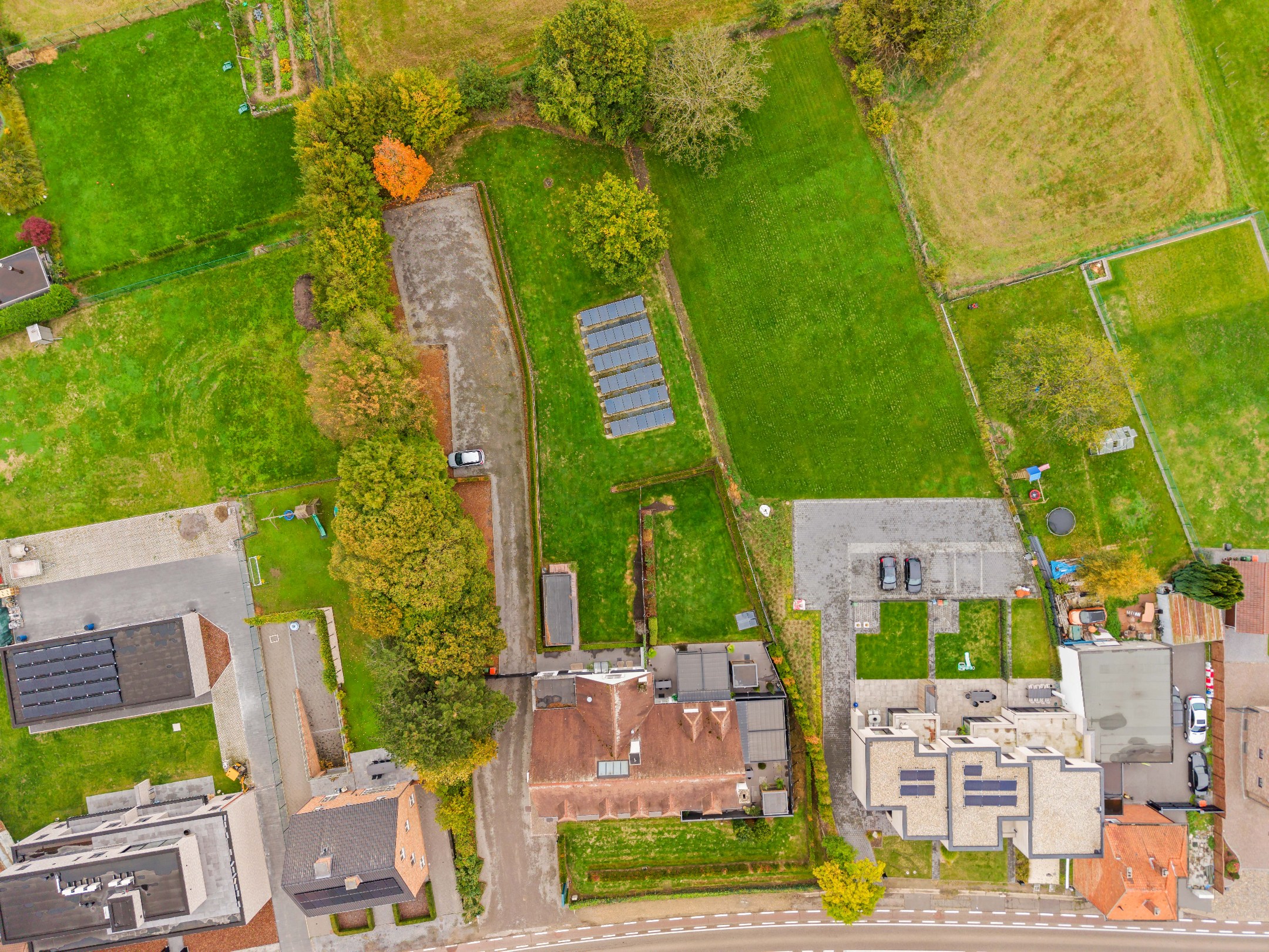 Stijlvol gerenoveerde villa met 5 slaapkamers op 3299m2 - foto 2