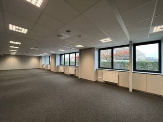 Fenomenaal gelegen nieuwbouw kantoren met een totale oppervlakte van <strong>250 m²</strong> te huur, op amper 1 kilometer afstand van de <strong>E40</strong>. Deze kantoren genieten van een uitstekende bereikbaarheid dankzij de onmiddellijke verbinding met de <strong>E17 </strong>via het strategische knooppunt te Zwijnaarde.<br /><br />Deze recent gerenoveerde kantoorruimtes,<strong> verdeeld over het gelijkvloers, de eerste en tweede verdieping</strong>, bieden een moderne indeling met een combinatie van open ruimtes en afzonderlijke burelen. Meubilair kan optioneel worden bij gehuurd, wat flexibiliteit biedt bij het inrichten van de werkplek. Het kantoorgebouw is ecologisch en voorzien van zonnepanelen. Daarnaast zijn er tal van faciliteiten aanwezig, zoals een cafetaria, een koffiehoek en meerdere vergaderzalen. Parkeren vormt geen probleem dankzij de ruime bovengrondse en ondergrondse parkeergelegenheden met een <strong>parkeerratio van 1/60 m²</strong>. Deze kantoren bieden een perfecte mix van bereikbaarheid, modern comfort en duurzaamheid, ideaal voor bedrijven die op zoek zijn naar een professionele werkplek.<br /><br /><strong>Onmiddellijk beschikbaar</strong>! Ook andere oppervlaktes mogelijk vanaf 250 m² tot 2.940 m². Vlot bereikbaar met eender welk vervoermiddel station Gent-Sint-Pieters op 3 km, bushalte op wandelafstand. Vestig uw bedrijf op deze unieke locatie! Contacteer<strong> PANORAMA B2B GENT KANTOREN</strong> voor bijkomende inlichtingen, plannen of een vrijblijvend plaatsbezoek <strong>09 225 09 02</strong>.