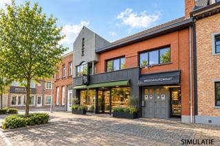 <p><span>Hedendaagse commerciële ruimte met atelier en opslagplaats in het centrum van Herenthout.</span></p><p><span> </span></p><p><span>Dit opmerkelijke pand in het hart van Herenthout biedt een unieke gelegenheid uw zaak uit te bouwen op een zeer centrale locatie! Het is een veelzijdig gebouw dat over heel wat mogelijkheden beschikt.</span></p><p><span>Het pand presenteert zich met een moderne, eigentijdse architectuur met karakteristieke rode baksteenelementen en een gevelafwerking in blauwe steen. De voorgevel met grote ramen biedt uitstekende zichtbaarheid voor commercieel gebruik.</span></p><p><span> </span></p><p><span>De grote ruimte aan de voorzijde van het gebouw is voorzien van een toonbank en koeltogen, ingebouwde plafondverlichting en airco-verwarmingselementen, ideaal voor retail of horecagebruik. Denk de ruimte leeg en het wordt zo uw kantoor of praktijkruimte! De verschillende ateliers en opbergruimtes ondersteunen bedrijfsactiviteiten of geven de mogelijkheid de commerciële ruimte te vergroten. Aan berging uiteraard geen gebrek hier.</span></p><p><span> </span></p><p><span>Ook de buitenruimte biedt mogelijkheden.</span></p><p><span> </span></p><p><span>De centrale ligging zorgt voor een uitzonderlijke bereikbaarheid én zichtbaarheid. Uw commercieel concept realiseren kan hier!</span></p><p><span>Interesse? Contacteer ons op 0479/01.01.01!</span></p>