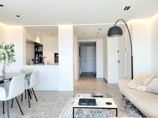 Prachtig <u><strong>gerenoveerd 3 slaapkamer appartement</strong></u> op de Zeedijk van Oostduinkerke te koop.<br />Dit modern appartement is <u><strong>centraal gelegen op de Zeedijk van Oostduinkerke</strong></u> en werd volledig gerenoveerd met de <u><strong>meest hoogwaardige materiale</strong>n</u> en biedt u alle comfort om zorgeloos te genieten van uw verblijf aan zee <br /><br />Het appartement omvat:<br />Inkom voorzien van inmaakkasten, volledig op maat gemaakte keuken voorzien van Miele toestellen, ruime woonkamer die uitgeeft op het ruime afgesloten terras vooraan waar u kunt genieten van de avondzon en het prachtig <u><strong>open zicht op zee en strand</strong></u> (de ramen aan de woonkamer zijn van het type spiegelglas om uw privacy te garanderen), badkamer met inloopdouche, apart toilet, 2 slaapkamers voorzien van inmaakkasten die allebei uitgeven op het zonneterras achteraan voorzien van zonneluifel, een derde slaapkamer met uitklapbaar bed en ingemaakte kasten voorzien van wasmachine en droogkast en een heel ruime kelderberging.<br /><br />Het appartement wordt u <strong><u>inclusief de hedendaagse meubels en inboedel</u></strong> aangeboden<br />Eveneens hebt u de <u><strong>mogelijkheid tot aankoop van 2 garageboxen</strong></u> (onder Zeedijk en Ijslandplein).