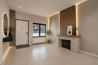 <p>Voor meer info of een bezoek, bel 053 59 49 31 - Deze woning, gelegen in een rustige straat, biedt tal van mogelijkheden en is ideaal voor jonge gezinnen of koppels die hun eerste stap op de vastgoedmarkt willen zetten. Op het gelijkvloers bevindt zich een ruime inkomhal, <strong>een gezellige leefruimte met een koepel die zorgt voor veel natuurlijke lichtinval</strong>, en een open keuken. Daarnaast is er ook een badkamer op het gelijkvloers aanwezig. De eerste verdieping telt <strong>twee volwaardige slaapkamers</strong>, een apart toilet en <strong>een zonnig dakterras</strong>. Deze zolderruimte biedt het potentieel om, na afwerking,<strong> extra kamers te creëren</strong>, wat de woning extra interessant maakt voor wie op zoek is naar bijkomende ruimte. Tot slot beschikt de woning over <strong>een knusse en onderhoudsvriendelijke tuin</strong>. Rustige ligging met goede bereikbaarheid -<strong> Dak volledig vernieuwd (zowel het plat dak als het zadeldak)</strong> - Zonnig terras en tuin - Uitbreidingsmogelijkheden op zolder - Ideale starterswoning</p>