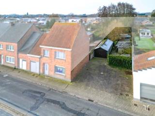 Ruim perceel bouwgrond (628 m² ), op een rustige ligging.STARTPRIJS: Elk bod boven deze startprijs, wordt voorgelegd aan de eigenaars, die al dan niet kunnen in gaan op dit aanbod.Het perceel is rustig gelegen met de ruime tuin moet aangebouwd te worden aan nummer 47, met de bepalende bouwvoorschriften.Bouw hier uw droomwoning voorzien van alle hedendaagse wooncomfort met een aangename, handige indeling.Eén belangrijke troef is de ruime, zongerichte tuin, die dankzij de gunstige oriëntatie gedurende een groot deel van de dag en avond van veel natuurlijk zonlicht geniet.Deze nieuw te bouwen rijwoning is ideaal voor gezinnen, koppels of voor wie op zoek is naar comfortabel en duurzaam wonen.De getoonde afbeeldingen zijn louter ter illustratie en dienen enkel als voorbeeld. De koper is uiteraard vrij om zelf een keuze te maken wat betreft de uitvoering en afwerking.Voor meer informatie contacteer Regine: 0493 112 050 - regine@correctvastgoed.be👉 Online schattingstool: https://www.correctvastgoed.be/schatting