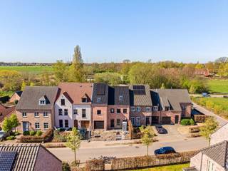 Deze BEN nieuwbouwwoning is gelegen op een absolute TOP locatie te Oud-Turnhout. Vlakbij het centrum en op wandelafstand van winkels, school en openbaar vervoer.<br /><br />De indeling van de woning is de volgende:<br />Het gelijkvloers bestaat uit een inkom met een apart gastentoilet, een grote woonruimte met een eet- en zithoek en een volledig ingerichte open keuken voorzien van alle luxe toestellen.<br />Verder treffen we een zeer ruime wasplaats en een inpandige garage. <br /><br />Op de eerste verdieping bevinden zich 3 ruime slaapkamers en een badkamer voorzien van een inloopdouche, ligbad en dubbele wastafel in meubel. Apart toilet op de overloop. <br /><br />De tweede verdieping is een extra troef en vlot bereikbaar met een vaste trap en kan dienen als extra slaapkamers (2) of ontspanningsruimte. Verder treffen we hier ook nog de volledig afgesloten technische ruimte aan (warmtepomp, ventilatiesysteem). <br /><br />De tuin wordt ingezaaid met gras, aangeplant met siergrassen en de oprit en het terras worden volledig aangelegd. Zeer ruime berging/ tuinhuis achteraan op het perceel.<br /><br />Prijs is exclusief notariskosten, exclusief btw (21%) op constructieaandeel (350.000 EUR) en exclusief registratierechten (12%) op grondaandeel (179.000 EUR). <br /><br />Troeven:<br />- Vloerverwarming <br />- Warmtepomp<br />- 10 zonnepanelen <br />- Kindvriendelijke locatie