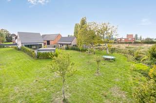 Deze uitzonderlijke eigendom combineert comfortabel wonen met tal van extra mogelijkheden dankzij het ruime bijgebouw en de goed onderhouden...