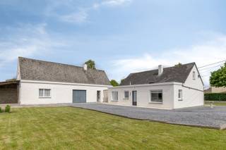 DISCOVERY DAY: Woensdag 10/06 van 16u - 18u. Kom als eerste deze woning ontdekken! Opgelet, enkel op afspraak!www.okkerdriesstraat93.beCharmante, te renoveren woning op een rustige, landelijke locatie.Welkom in Outrijve (Avelgem) waar we deze landelijke woning terugvinden, bestaande uit 3 gebouwen. Als eerste het lichtrijke woonhuis een centrale gang die toegang biedt aan alle ruimtes op het gelijkvloers. Een gezellige leefruimte met zuid-west oriëntatie, een goed uitgeruste keuken met zicht op de tuin en terras. Naast de keuken is er een handige berging en de toegang naar de zolder. Een bruikbare badkamer met toilet, lavabo, ligbad en douche. Op het gelijkvloers zijn er ook 2 ruime slaapkamers terug te vinden. In het 2e gebouw vinden we een ruime wasplaats, garage en 2 bergruimtes alsook de toegang naar een zeer ruime zolder. Aanpalend een carport of overdekte berging. Het 3e gebouw is een voormalige stalDe woning is gelegen op een ruim perceel van 1837m² met tuin, mooi aangelegde vijver en moestuin. Wenst u meer informatie of een bezoek? Neem contact met Stein via 0468 41 38 48 of stein@immovercoutere.be