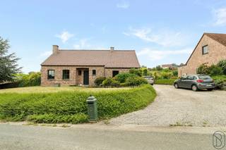 Deze charmante perfect onderhouden fermette met extra weide geniet van een prachtig ZICHT op groen, alle rust en privacy.Rustgevende mooie groene...