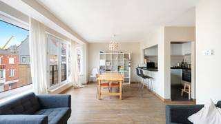 Aan de zonnekant van de Paul Parmentierlaan, in het centrum van Knokke en op wandelafstand van zee en strand, bieden wij dit energiezuinig, verzorgd appartement te koop aan. Ideaal voor wie op zoek is naar wooncomfort en gemak nabij de Lippenslaan met een groot aanbod aan winkels, restaurants en andere voorzieningen. Het appartement maakt deel uit van een kleinschalige en familiale residentie met slechts één appartement per verdieping. <br /><br />Indeling: inkom met toilet, lichtrijke leefruimte, uitgeruste keuken, twee volwaardige slaapkamers, badkamer, balkon achteraan.<br /><br />Kelderberging en fietsenstalling. <br /><br />Goedgekeurd elektriciteitsattest en condensatieketel op aardgas.<br /><br />Bezoeken? Graag na afspraak met Avantimmo op het nummer 050 62 50 55