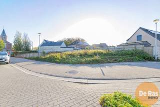 WANZELE – Mooie bouwgrond, geschikt voor HOB, in dorpscentrum.Dit mooi perceel bevindt zich aan het dorpsplein te Wanzele, op de hoek van Wanzeledorp...