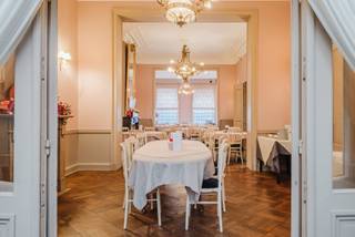 Binnenkort Te Koop - Woning met handelsruimte (horeca) en 2 appartementen te GentLiggingGelegen in de Kammerstraat aan de Vrijdagsmarkt te Gent. Een...