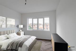 <p><span>Gerenoveerd appartement (98 m²) met 2-3 slaapkamers, garage en terras (3 m²) in Boechout.</span></p><p><span> </span></p><p><span>Wonen in de Frans van der Muerenstraat, dat is rustig wonen op een boogscheut van het centrum met tal van winkels, scholen en supermarkten. De P+R ligt om de hoek, ideaal voor wie pendelt met het openbaar vervoer. Deze locatie combineert uitstekende bereikbaarheid met een aangename woonomgeving.</span></p><p><span> </span></p><p><span>Het appartement werd recent volledig gerenoveerd, waarbij kosten noch moeite zijn gespaard om een afwerking te creëren die uitblinkt in kwaliteit en karakter. Unieke materialen en doordachte details maken van dit appartement een plek waar je meteen verliefd op wordt. Het bevindt zich in een kleinschalig gebouw en ligt op de tweede verdieping. De vaste kosten zijn beperkt. Het dak werd volledig vernieuwd en conform geïsoleerd, wat mee bijdraagt aan de uitstekende EPC-score A. Bovendien is de elektriciteit conform en werd gekozen voor hoogrendementsglas in PVC, wat het wooncomfort én de energiezuinigheid aanzienlijk verhoogt.</span></p><p><span>Binnenkomen doe je in de hal met apart gastentoilet, van waaruit je meteen doorloopt naar de lichtrijke leefruimte van 46 m². Hier vormt de unieke, hoogwaardig afgewerkte keuken de absolute blikvanger — een stijlvolle ruimte waar koken en gezellig samenzijn centraal staan. Aansluitend bevindt zich een kleine berging.</span></p><p><span>De twee slaapkamers van 7 m² en 14 m² zijn gelegen aan de achterzijde en vanuit de kleinere kamer heb je toegang tot het west-georiënteerde terras (3 m²). Daarnaast is er nog een extra kamer van 6 m², perfect inzetbaar als berging, dressing, bureau, hobbykamer of logeerkamer.</span></p><p><span>De badkamer van 6 m² is uitgerust met een inloopdouche, lavabomeubel en ruimte om een was- en droogmachine te plaatsen. Tot slot is er een garage, verplicht mee aan te kopen aan €25.000.</span></p><p><span>Ben jij op zoek naar een appartement met een hoogwaardige afwerking? Mis deze kans niet! Bewoonbare opp. 98 m² ref.: bruto vloeropp. EPC-certificaat Voor meer info of een gratis schatting surf naar </span><span><span>www.hansimmo.be</span></span></p><p><span> </span></p>