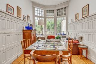 <p>Te renoveren herenhuis uit 1881, op een steenworp van het Leopoldpark, het Europees Parlement en het Museum voor Natuurwetenschappen: dit elegante herenhuis uit ontwikkelt ±380 m² over zes verdiepingen en een kelder, op een perceel van ±300 m².</p>
<p>Achter de mooie, typisch Brusselse rodebaksteengevel heeft het huis heel wat charme van weleer bewaard: royale plafondhoogtes, sierlijsten, originele parketvloeren, marmeren schouwen, erker en glaspartijen. Mooie volumes, en het geheel opent zich aan de achterzijde op een groene en intieme stadstuin.</p>
<p>De huidige indeling telt vier appartementen met één slaapkamer, elk met een eigen badkamer met wc en een eigen keuken, alsook een kelder die volledig als bergruimte dient. Een modulaire opzet die alle vrijheid laat om de ruimtes opnieuw in te delen. Recente condensatieketel (2025).</p>
<p>Ideaal voor een groot familieproject, een opbrengsteigendom of een verhuurinvestering, op enkele minuten van de Europese instellingen, het openbaar vervoer en de groene ruimtes.</p>
<p>Snel te bezichtigen.</p>