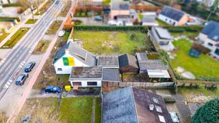 Cette propriété à démolir ou à rénover entièrement est située sur un vaste terrain d'environ 1.250 m² à la Bouwelsesteenweg 281 à...