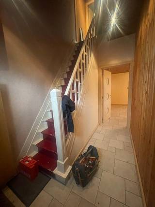 Ligging:<br />De huurwoning is centraal gelegen, op wandelafstand van het centrum, winkels, horeca en openbaar vervoer. Dankzij de vlotte bereikbaarheid en nabijheid van alle voorzieningen is dit een praktische en aangename woonlocatie.<br /><br />Omschrijving:<br />Bij binnenkomst betreedt u de inkomhal, die toegang biedt tot de verschillende leefruimtes. De woonkamer is aangenaam en licht, ideaal om tot rust te komen. Verder beschikt de woning over een deels onderkelderde kelder, perfect als extra bergruimte, en een bureelruimte/hobbykamer die flexibel kan worden ingericht.<br /><br />De keuken is praktisch uitgerust met toestellen en sluit aan op de buitenruimte. Via het terras bereikt u de tuin met achteraan een tuinberging voor extra opslag, die bereikbaar is via een aparte toegang langs achter. Parkeren kan er gratis gedaan worden op de parking van het Station. Hier kan u ook de toegang vinden tot de tuin. Verder is het centrum ook gemakkelijk bereikbaar via een fietspad.<br /><br />Op het gelijkvloers bevinden zich eveneens een badkamer met douche, een berging met aansluiting voor wasmachine en een apart toilet.<br /><br />De trap naar boven leidt naar de nachtverdieping met drie slaapkamers, een dressingruimte, een kleine keuken en een tweede badkamer met douche en toilet, wat zorgt voor extra comfort en privacy.<br /><br />Extra:<br />- De woning is beschikbaar vanaf 01/04/2026, maar in overleg met de verhuurder ook vroeger mogelijk!<br />- De huurprijs bedraagt 1050 euro/maand!<br />- Elektriciteit wordt momenteel conform gemaakt. <br /><br />Uitsluitend via onze website www.vastengoed.be kan u een bezichtiging inplannen op de vooropgestelde bezoekmomenten. Voor andere vragen kan u het kantoor bereiken op het nummer 014 72 73 74