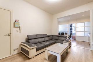 <p><span>Bent u op zoek naar een interessante investering met instant rendement of naar een eigen stekje te Sint-Agatha-Berchem? Dan hebben wij een opportuniteit voor u! Dit appartement maakt deel uit van een kleine residentie van 5 entiteiten met lage maandelijkse lasten.<br /></span><span>Dankzij de gunstige ligging langs de Gentsesteenweg geniet u van een uitstekende bereikbaarheid met alle faciliteiten op wandelafstand. Scholen, winkels, openbaar vervoer (trein, metro én bus) en het Basilix Shopping Center bevinden zich op enkele minuten wandelen. De op- en afrit van de E19 treffen we op 2 minunten.<br /><br /></span><span>Het appartement wordt sinds maart 2020 verhuurd en biedt u <strong><span>een netto rendement van 3,5%</span></strong><br /></span></p>
<p><span>Indeling</span></p>
<p><span>Het appartement beschikt over een </span><strong><span>bruikbare oppervlakte van 75 m²</span></strong><span> en geniet dankzij de </span><strong><span>plafondhoogte van 3 meter</span></strong><span> van een aangenaam en ruimtelijk gevoel. </span><span>De gezellige woon- en eetkamer sluiten mooi aan op de </span>ingerichte keuken<span>. Aan de voorzijde van het appartement bevindt zich de slaapkamer van </span><strong><span>11,5 m²</span></strong><span>.<br /></span>De badkamer is uitgerust met een ligbad, toilet en aansluiting voor een wasmachine. Daarnaast beschikt het appartement over een extra ruimte van 10 m², die kan worden ingericht als bureau, dressing of eventuele tweede slaapkamer.</p>
<p><span>Dankzij de hoge plafonds, praktische indeling en polyvalente extra ruimte biedt dit appartement heel wat mogelijkheden.<br /><br /></span><span>Het appartement biedt een privatieve kelder en is voorzien van individuele tellers (water, gas en elektr.)<br /></span></p>
<p><strong><span>Extra troeven:</span></strong><span> volledig gerenoveerd in 2017 – elektriciteit conform – nieuwe gasketel (2023).</span></p>
<p>Kortom, een uitstekend appartement voor wie comfortabel wil wonen én voor wie op zoek is naar een interessante investering.</p>
<p><span>Interesse? Neem vandaag nog contact met ons op voor een bezoek ter plaatse!<br /></span><span>02 887 80 56 - </span><span>info@impromove.be</span></p>