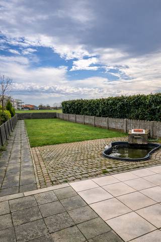 <p><strong>Vrijstaande te renoveren woning met uitzicht op de velden in Oud-Turnhout - Oosthoven.</strong></p>
<p>In de Polderstraat 80 te Oud-Turnhout bieden wij deze <strong>vrijstaande woning met veel potentieel</strong> aan. Het pand is ideaal voor wie op zoek is naar een renovatieproject dat volledig naar eigen smaak kan worden ingericht, en combineert een uiterst rustige ligging.</p>
<p>Achteraan geniet je van een <strong>open zicht op de velden</strong>, wat zorgt voor een aangenaam gevoel van ruimte en privacy. Tegelijk bevindt de woning zich <strong>dicht bij de invalsweg</strong> richting <strong>centrum Turnhout</strong> en <strong>Oud-Turnhout</strong>, waardoor winkels, scholen en voorzieningen snel bereikbaar zijn.</p>
<p>Parkeren: er is geen vaste parkeermogelijkheid aan de woning, maar parkeergelegenheid is beschikbaar in de nabije omgeving.</p>
<h3></h3>
<p><strong>Gelijkvloers</strong>: inkomhal, woonkamer, keuken, veranda, bijkeuken, badkamer, extra berging/bergplaats, en nog een buitenberging.<br /><strong>Verdieping</strong>: nachthal/trap met<strong> </strong>2 slaapkamers en een aparte kast/bergruimte.</p>
<h3></h3>
<ul>
<li>
<p>Vrijstaande woning met open uitzicht op de velden</p>
</li>
<li>
<p>Zeer rustig gelegen met toch een vlotte verbinding naar Turnhout en Oud-Turnhout</p>
</li>
<li>
<p>Perceel ca. 287 m²</p>
</li>
<li>
<p>Bouwjaar 1960</p>
</li>
<li>
<p>EPC label F (renovatieplicht van toepassing: renoveren tot minstens label D binnen 6 jaar na aankoop/overdracht)</p>
</li>
<li>Watertoets: perceel- en gebouwscore A en niet gelegen in overstromingsgebied/risicozone</li>
</ul>
<ul>
<li>Gelegen in deels woongebied / agrarisch gebied. <br /><br /></li>
<li>Gvg (woning gebouwd in 1960 voor vergunningenregister)- Wg/Ag - Gdv - Gvkr - Gmo</li>
</ul>