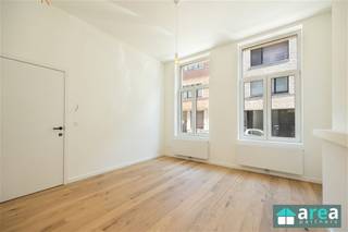 <p><span>Achter deze prachtige, zorgvuldig gereinigde gevel uit de jaren 30 met originele houten kroonlijsten vinden we een volledig gerenoveerd appartement terug. Het betreft een 1slpk appartement op het gelijkvloers in een kleinschalig gebouw in het hippe en gegeerde Zurenborg. Vlakbij de Dageraadplaats, aan gezellige horecagelegenheden alvast geen gebrek! Het appartement is goed bereikbaar met het openbaar vervoer &amp; er is een vlotte verbinding naar het centrum van Antwerpen of de Ring. Ideaal voor starters of als investering (klassieke verhuur of Airbnb)!</span></p><p><span> </span></p><p><span>Grootste troeven:</span></p><p><span>-Gelegen op toplocatie!</span></p><p><span>-Totaalrenovatie, eerste ingebruikname!</span></p><p><span>-Zeer gunstig EPC B</span></p><p><span>-Conforme elektrische keuring</span></p><p><span>-Asbestveilig attest</span></p><p><span>-Gezellige stadskoer (12m²)</span></p><p><span>-Incl. kelderberging</span></p><p><span> </span></p><p><span>Indeling:</span></p><p><span>De ruime living (18m²) op een hoogwaardige eiken parketvloer geniet van veel lichtinval en gaat naadloos over in de moderne, volledig geïnstalleerde eetkeuken (13m²). De plafond hoogtes zijn een grote troef en zorgen voor een aangename en open sfeer. Aansluitend aan de living bevindt zich een apart toilet van (2m²). Achteraan de woning ligt de ruime slaapkamer van (12m²), die rechtstreeks toegang biedt tot de volledig ingerichte badkamer van (6m²). Deze is voorzien van een comfortabele inloopdouche. Via de eetkeuken is er toegang tot de gezellige noordwest gerichte stadskoer, een ideale en fijne plek om in rust te genieten. Tot slot is er nog een bijhorende kelderberging.</span></p><p><span> </span></p><p><span>Excl. kosten basisakte, kosten nutsvoorzieningen en plankosten.</span></p><p><span> </span></p><p><span>Voor meer informatie kan u terecht bij Area Partners: INFO@area.be of 03/284.60.60</span></p>