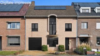 <p><i>Deze ruime en instapklare gezinswoning is gelegen aan de Nijverheidslaan 113 in Smeermaas, een gegeerde deelgemeente van Lanaken. </i></p>
<p><i>Dankzij de vijf volwaardige slaapkamers biedt deze woning meer dan voldoende ruimte voor een gezin dat belang hecht aan comfort, functionaliteit en een aangename woonbeleving.</i></p>
<p><i>De woning werd steeds met zorg onderhouden en is degelijk afgewerkt met kwaliteitsvolle materialen, wat resulteert in een solide en duurzame woonst. De indeling is doordacht en praktisch, met ruime kamers en een aangenaam gevoel van openheid doorheen de hele woning. Bovendien beschikt de woning over een <strong>inpandige garage</strong>, wat zorgt voor extra comfort, veiligheid en praktische bergruimte. Vanuit de garage heeft u rechtstreeks toegang tot de woning, wat het dagelijkse gebruik bijzonder aangenaam maakt.</i></p>
<p><i>De leefruimte vormt zonder twijfel één van de absolute troeven. Dankzij het grote raampartij dat tot op de grond doorloopt, geniet u hier van een overvloed aan natuurlijk licht en een prachtig zicht op de tuin. Dit creëert niet alleen een sterk binnen-buitengevoel, maar zorgt ook voor een warme en uitnodigende sfeer waarin het aangenaam vertoeven is.</i></p>
<p><i>Ook op energetisch vlak scoort de woning degelijk. Met een EPC-score van 288 (energielabel C) biedt de woning een goede energieprestatie. Bovendien is de woning uitgerust met <strong>zonnepanelen</strong>, wat bijdraagt aan een lagere energiefactuur en een duurzamer wooncomfort. Dit maakt de woning niet alleen interessant voor vandaag, maar ook met het oog op de toekomst.</i></p>
<p><i>De tuin is een ware oase van rust en gezelligheid, waar u in alle privacy kunt genieten van het buitenleven. Dankzij de doordachte aanleg en de groene omkadering vormt deze tuin een intieme en beschutte plek, ver weg van inkijk en dagelijkse drukte. Hier komt u volledig tot ontspanning, of u nu kiest voor een rustig moment met een boek, een gezellige barbecue met familie en vrienden of lange zomeravonden in goed gezelschap.</i></p>
<p><i>Het terras sluit mooi aan op de woning en nodigt uit om het hele jaar door buiten te vertoeven. De combinatie van groen, zon en schaduw creëert een aangename sfeer op elk moment van de dag. Door de rustige ligging en de natuurlijke afscherming geniet u hier van een uitzonderlijk gevoel van privacy, wat de tuin tot een echte verlenging van de leefruimte maakt.</i></p>
<p><strong><i>Omgeving & ligging</i></strong><i><br />De ligging in Smeermaas is een perfecte combinatie van rust, bereikbaarheid en levenskwaliteit. U woont hier in een aangename woonomgeving met een vlotte verbinding naar het bruisende centrum van Maastricht, dat zich op korte afstand bevindt. Hierdoor geniet u van een uitgebreid aanbod aan winkels, cultuur, horeca en ontspanningsmogelijkheden. Ook Maastricht- AachenAirport is gemakkelijk bereikbaar, wat een bijkomende troef vormt voor wie professioneel of privé regelmatig reist.</i></p>
<p><i>Daarnaast zijn omliggende gemeenten en steden vlot bereikbaar via de belangrijkste invalswegen, zowel met de wagen als met het openbaar vervoer. Scholen, supermarkten en andere dagelijkse voorzieningen bevinden zich op slechts enkele minuten rijden, wat het comfort van het dagelijkse leven aanzienlijk verhoogt.</i></p>
<p><strong><i>Horeca & natuur</i></strong><i><br />In de nabije omgeving vindt u een ruim en gevarieerd aanbod aan restaurants, cafés en eetgelegenheden, ideaal voor wie graag culinair geniet zonder ver te moeten verplaatsen. Lanaken staat bovendien bekend om zijn uitgestrekte groene zones en natuurgebieden. Tal van wandel- en fietsroutes bevinden zich in de directe omgeving en bieden volop mogelijkheden om te ontspannen en te genieten van het buitenleven.</i></p>
<p></p>