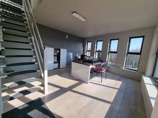 Aan de rand van Gent, vlakbij de invalswegen N43 en N6, op 5 minuten rijden van E40 en E17, vinden we dit ruime kantoor terug.
Het kantoor (duplex) heeft een oppervlakte van 150m² en bestaat uit 2 vergaderzalen, 3 bureauruimtes, twee toiletten en een leuk terras.
Het kantoor is strategisch gelegen aan de Sterre te Gent. Er is ook de mogelijkheid om 2 staanplaatsen te huren vlakbij.
Meer informatie of een bezoek kan steeds na afspraak via info@descheldegalm.be