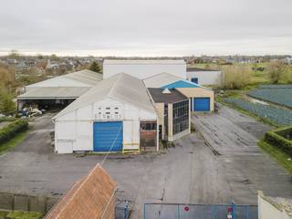 Site industriel à vendre à Ooigem sur un terrain d'environ 11 600 m².Ce bâtiment commercial d'une superficie brute d'environ 4 550 m² et d'une...