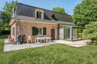 Het geheel bestaat uit twee afzonderlijke percelen: een <span>karaktervolle villa </span>op 13 are 39 ca en een <span>uniek bouwperceel </span>van 20 are 59 ca, met eigen toegang via de Hertogenlaan. Een zeldzame combinatie die tal van mogelijkheden biedt.<br />De <span>villa</span>, opgetrokken in een charmante <span>Franse stijl</span>, verwelkomt u via een ruime inkomhal met elegante draaitrap en ingemaakte vestiairekasten. De statige leefruimte met haard sluit aan op de veranda en geniet van een aangenaam zicht op het groen.<br />De recent vernieuwde leefkeuken vormt het hart van de woning en biedt veel ruimte en comfort, aangevuld met een praktische berging.<br />Op de eerste verdieping bevinden zich vier ruime slaapkamers en een badkamer. De zolder zorgt voor extra bergruimte.<br />Ook praktisch heeft deze woning heel wat te bieden. Ze is volledig onderkelderd en beschikt over een garage voor twee wagens, verschillende ruime bergplaatsen en een kruipkelder. Het dak werd in 2017 volledig gerenoveerd en geïsoleerd. Asbestveilig.<br />Een absolute meerwaarde van deze eigendom is het achterliggende <span>bouwperceel </span>, bereikbaar via de Hertogenlaan. Bouwgronden van dit formaat zijn bijzonder schaars (lees : onbestaande)  in Linden.<br />Het perceel combineert een uitstekende zuidoriëntatie met een indrukwekkende straatbreedte van maar liefst 39 meter en een perceeldiepte van ca. 48 meter. Hierdoor zijn er bijzonder mooie mogelijkheden voor de realisatie van een ruime vrijstaande woning.<br />Bouwvoorschriften:<br />bouwvrije zijdelingse strook: 8 m<br />maximale bouwdiepte: 18 m<br />bouwbreedte: minimaal 14 m en maximaal 22 m<br />maximale kroonlijsthoogte: 5,9 m vanaf het normale grondpeil<br />Een unieke opportuniteit voor wie royaal en rustig wil wonen in één van de meest geliefde residentiële omgevingen nabij Leuven, mét een uitzonderlijk bouwperceel als extra troef.<br /><br />Voor meer info kan u mij bereike via ludovic@immojanstas.be of 0496/522123.<br /><br />Bijkomende info (EPC, bodemattest, elektriciteitsattest, enz...) kan U hier downloaden ↓