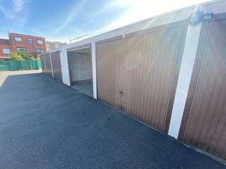 Op zoek naar een veilige plek om je wagen of fiets te stallen?Deze gemetste garagebox met stevige metalen kantelpoort bevindt zich op een toplocatie...