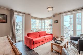 Lichtrijk hoekappartement met drie slaapkamers, zijdelings zeezicht en zuidgerichte terrassen te koop te Middelkerke, Jules Van Den Heuvelstraat 13, op de vierde verdieping van de residentie “Di Caprio”, pal in het centrum van Middelkerke. Het appartement heeft een aangename leefruimte met geïnstalleerde keuken en heel wat kastruimte. Naast de drie mooie slaapkamers zijn er twee badkamers. Indeling:- inkomhal met vestiairekast- lichtrijke leefruimte met toegang tot twee terrassen - zuidgerichte terrassen- open keuken voorzien van o.a. koelkast, combi-oven, koffiemachine, vaatwasser, kookplaat en dampkap- slaapkamer 1- slaapkamer 2- slaapkamer 3 met toegang tot de badkamer met enkele lavabo, douche en toilet en een derde terras- badkamer voorzien van enkele lavabo, toilet en bad- privatieve kelderbergingenTroeven:- topligging vlakbij winkels, zeedijk en openbaar vervoer- mooi onderhouden gebouw - conforme keuring elektrische installatie- zuidwest gericht terrassen- prachtig zijdelings zeezichtBent u op zoek naar een ruim en zonnig hoekappartement te Middelkerke? Aarzel dan niet om uw afspraak vast te leggen!