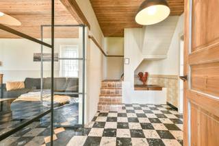 Deze karaktervolle hoeve bevindt zich op een uitzonderlijk rustige en landelijke ligging tussen het centrum van De Haan en Nieuwmunster. Het eigendom omvat een authentiek hoofdgebouw, diverse bijgebouwen, stallen, garages en maar liefst 9.731 m² bouwland, samen goed voor een totale perceeloppervlakte van bijna 14.000 m².<br /><br />Hoeve 'Korenzegen' dateert oorspronkelijk uit de 18de eeuw en combineert charme met tal van mogelijkheden voor wie op zoek is naar ruimte. De hoeve beschikt over een gezellige leefruimte met houtkachel, een ingerichte keuken met eetplaats en meerdere slaapkamers en badkamers. Daarnaast zijn er verschillende nog af te werken ruimtes en een ruime zolder.<br /><br />Op het domein bevinden zich tevens een keramiekstudio, meerdere opslagplaatsen, een grote schuur, twee ruime garages en diverse paardenstallen.<br /><br />De woning beschikt over PVC-ramen met dubbele beglazing in het hoofdgebouw, verwarming op stookolie en een conforme elektrische installatie. <br /><br />Een unieke eigendom voor de liefhebbers van een landelijk omgeving - vlakbij de kust. <br /><br />Contacteer ons vandaag nog voor een bezoek ter plaatse aan deze veelzijdige en charmante hoeve!