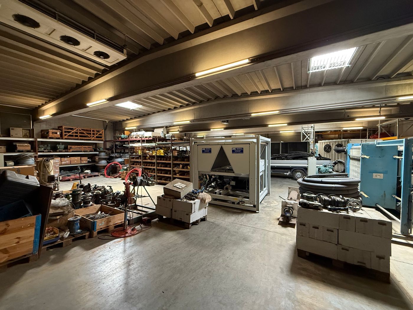 MAGAZIJN VAN 720 m² OP EEN TERREIN VAN 5.000 m² TE KOOP - foto 5