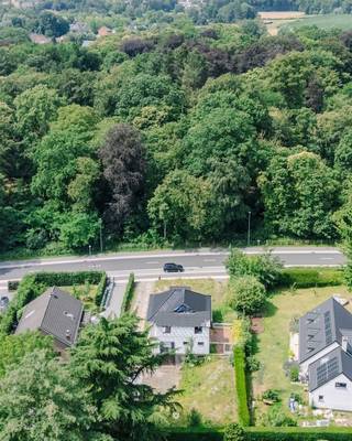 <p><span>Waasmunster - Op een uitstekende locatie vlakbij de Heide in Waasmunster bevindt zich dit ruim perceel van ca. 971 m² met mogelijkheid tot afbraak en wederopbouw. Een unieke opportuniteit voor wie een nieuwbouwproject wenst te realiseren op een toplocatie.</span></p><p><span>Enkele troeven op een rij:</span></p><p><span>- Uitstekende ligging in Waasmunster</span></p><p><span>- Ruim perceel van ca. 971 m² met perceelbreedte van ca. 20 meter</span></p><p><span>- Mogelijkheid tot afbraak en wederopbouw aan 6% btw (onder voorwaarden)</span></p><p><span>- Realisatie van een gezinswoning met garage van 40 m² mogelijk</span></p><p><span>- Mogelijkheid tot combinatie praktijkruimte en woning</span></p><p><span>- Parkeermogelijkheden vooraan het perceel</span></p><p><span> </span></p><p><span>De bestaande woning maakt plaats voor een nieuwbouwconcept volledig op maat. Dankzij het ruime perceel, de goede ligging en de aanwezige parkeermogelijkheden biedt deze eigendom tal van mogelijkheden voor het realiseren van een ruime gezinswoning met garage of een combinatie van wonen en werken. </span></p><p><span>Volgens de stedenbouwkundige informatie is het perceel gelegen in woongebied waar één eengezinswoning mogelijk is, waarbij de huidige afstand tot de perceelsgrenzen aangehouden dient te worden.</span></p><p><span>Een unieke kans voor wie op zoek is naar een ruim perceel op een toplocatie in Waasmunster en de vrijheid wil om een nieuwe woning of woon-werkconcept te realiseren.</span></p><p><span>De ligging is bijzonder interessant dankzij de nabijheid van het centrum van Waasmunster, winkels, scholen en openbaar vervoer. Ook belangrijke verbindingswegen zijn vlot bereikbaar.</span></p><p><span>Bent u op zoek naar een bouwgrond met uitzonderlijke mogelijkheden op een sterke locatie? Contacteer ons dan snel voor meer informatie.</span></p><p><span>Richtprijs: 399.000 euro</span></p>